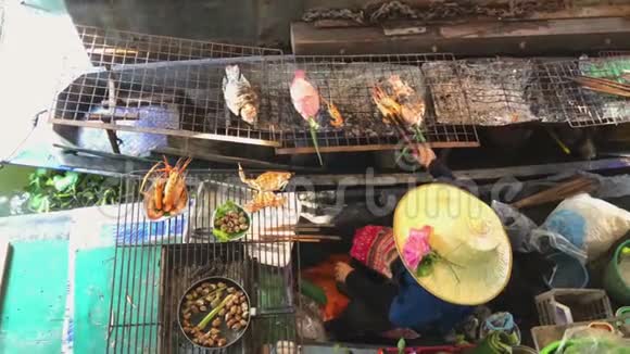 曼谷浮市的煤制虾海鲜烹饪船上的烹饪人员大岭禅浮生视频的预览图