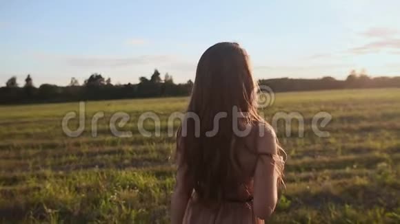 女孩在田野上走一条小径唱一首歌女孩在阳光下旋转视频的预览图