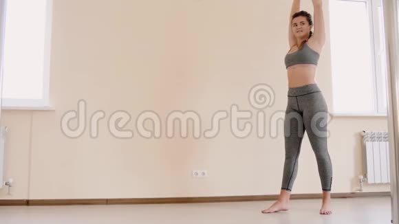 健身女性做伸展运动杂技在室内运动的年轻女子视频的预览图