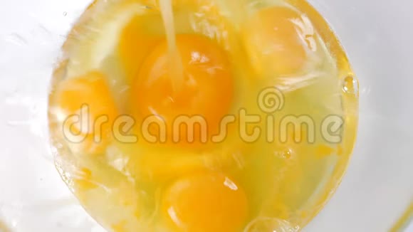 新鲜的有机鸡蛋掉进玻璃碗里视频的预览图