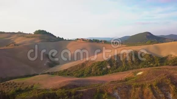意大利托斯卡纳的空中自然景观美丽的山丘森林田野和葡萄园视频的预览图