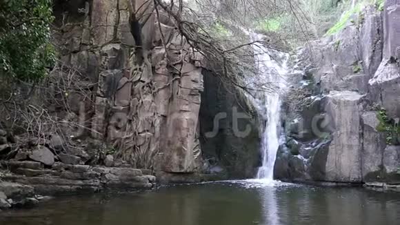 葡萄牙SintraAncos村旁边Moura河的瀑布视频的预览图