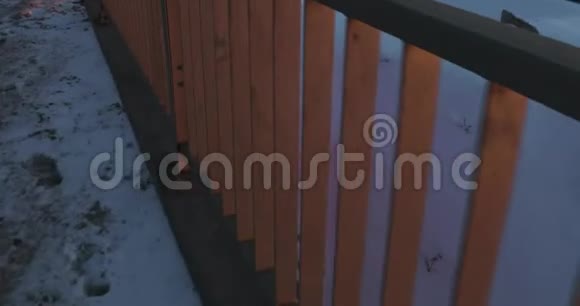 摄像机移动并移除街道上冬天的栏杆POV视频4k视频的预览图