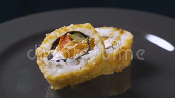 寿司卷在黑色背景上旋转寿司日本料理餐厅加州寿司卷套装鲑鱼视频的预览图