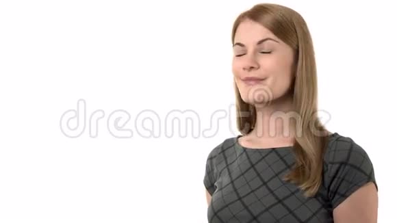漂亮的年轻女商人穿着灰色连衣裙用激光指针做演示愚蠢的行为视频的预览图