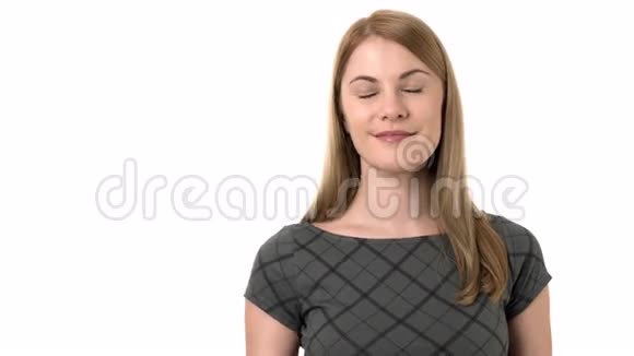 漂亮严肃的年轻女商人穿着灰色连衣裙竖起大拇指孤立的白色背景视频的预览图