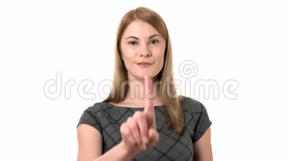 女商人触摸虚拟屏幕用虚拟接口工作孤立无援添加你的动画视频的预览图