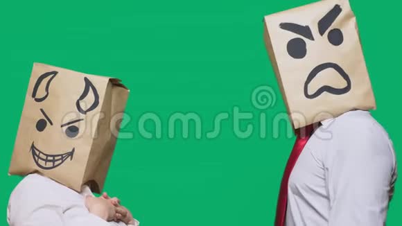情感概念手势一个头上戴着包裹的男人身上画着一个表情符号一个愤怒的尖叫另一个愤怒的尖叫视频的预览图