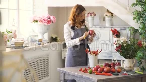 厨师女厨师穿着围裙在厨房用刀切石榴切水果桌视频的预览图