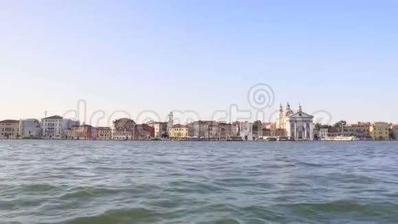 从观光船游览到威尼斯旅游景点的堤岸景观视频的预览图