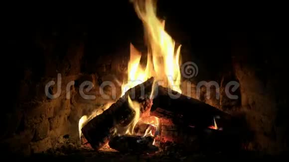 迷人的令人满意的平静的可爱的舒适的近距离的火焰火焰慢慢燃烧在壁炉里原木的气氛视频的预览图