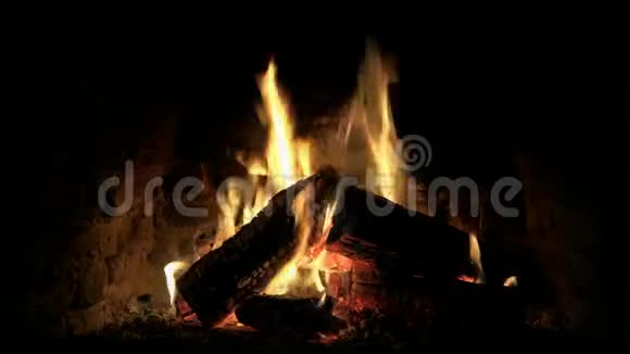 可爱的令人惊叹的舒适的关闭4k环视图火柴火焰慢慢燃烧在壁炉篝火原木平静的气氛视频的预览图