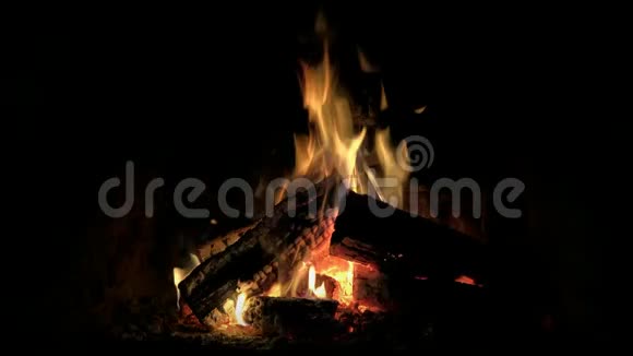 极好的令人满意的舒适的平静的可爱的近距离的火焰火焰慢慢燃烧在壁炉里原木的气氛视频的预览图