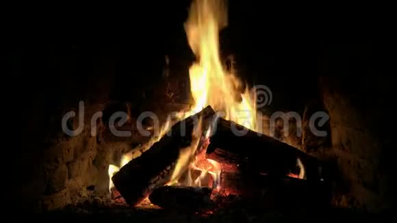 令人惊叹的可爱舒适的4k关闭循环观火木火焰慢慢燃烧在壁炉篝火原木平静的气氛视频的预览图
