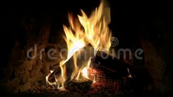 平静令人惊奇令人满意可爱舒适关闭4k环火火焰慢慢燃烧在壁炉原木气氛视频的预览图