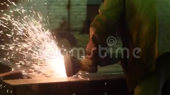 焊工工作圆锯切割金属热金属产生的火花在慢动作中视频的预览图