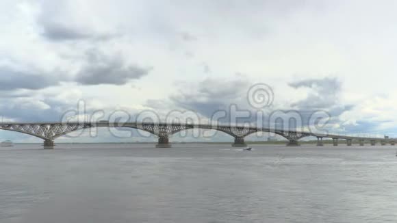 乘客乘坐的三层摩托艇经过伏尔加河的一座公路桥下延时录音夏日视频的预览图