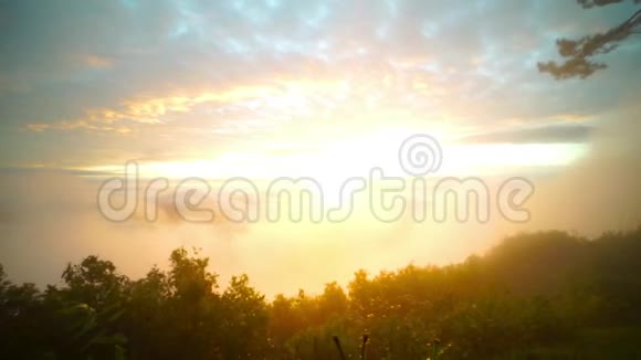 冬季云山日出泰国视频的预览图