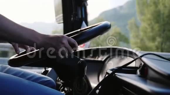 客车方向盘的特写司机手握方向盘视频的预览图