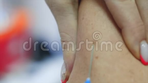 疫苗的特写青少年自己在家做胰岛素注射视频的预览图