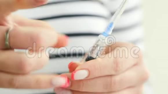 一个青少年用注射器注射胰岛素糖尿病家注射胰岛素注射器针头和滴视频的预览图
