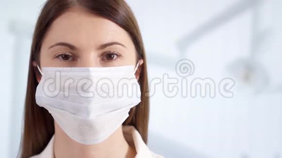 戴口罩的职业女医生站在医院病房的肖像带听诊器的女医师视频的预览图