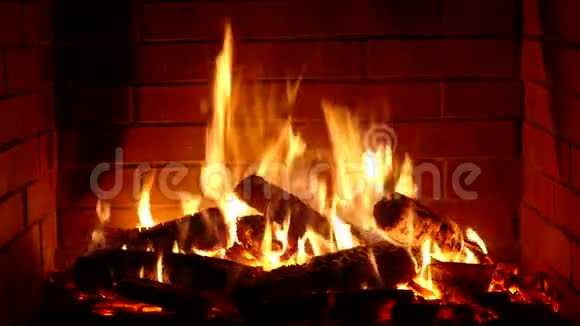 令人满意的近距离观看木材燃烧缓慢橙色火焰在舒适的砖制壁炉气氛视频的预览图