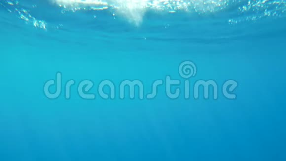 深蓝的海水和阳光透过水面照出美丽的水下影像视频的预览图