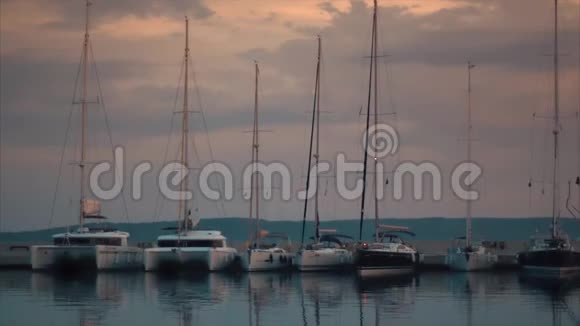 日落时的时髦游艇视频的预览图