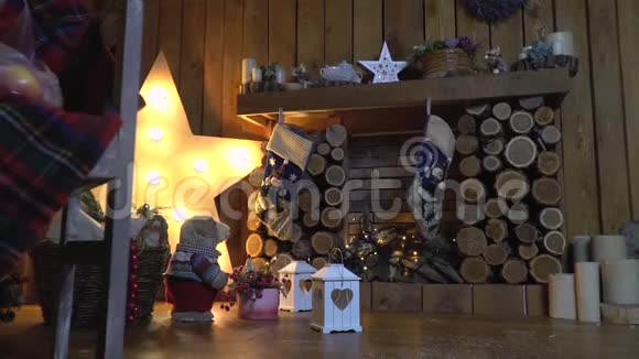 有圣诞装饰品和玩具的房间书架上的壁炉和花环是纪念品和装饰品视频的预览图