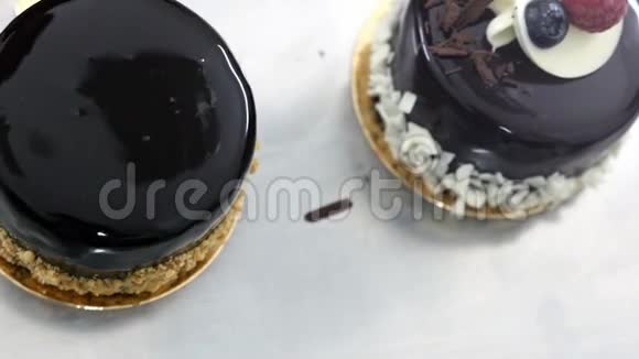 一个移动的高角度镜头显示一个糖果装饰一个单份蛋糕与螺母片视频的预览图