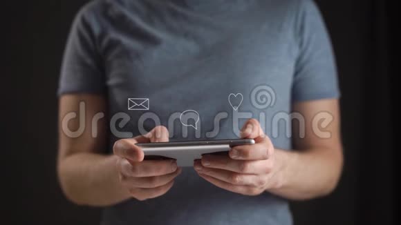 概念数字在线生活和社交网络一个穿蓝色T恤的年轻人用智能手机查看他的账户视频的预览图