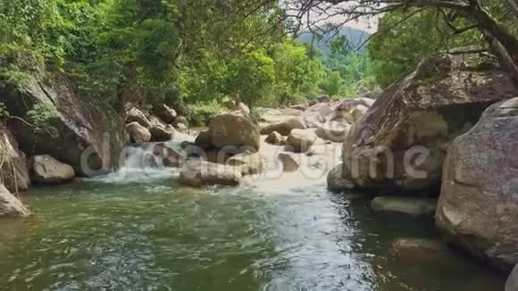 沿着粗糙的佛米山河的溪流视频的预览图
