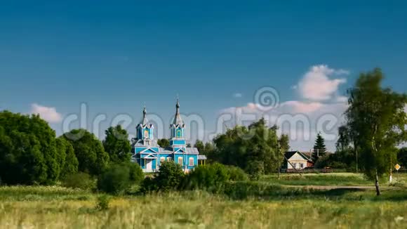 时间流逝时间流逝KrasnyyPartizan村夕阳下圣母玛利亚诞生教堂视频的预览图