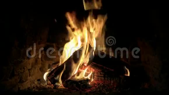 令人惊叹的可爱的令人满意的舒适的平静的4k关闭的回路射击火焰慢慢燃烧在壁炉里原木气氛视频的预览图