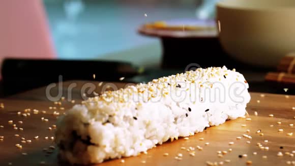 芝麻落在寿司卷上慢镜头视频的预览图