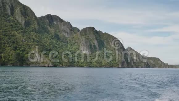 从移动的渡船上看到布桑加山脉巴拉望群岛的热带景观科罗恩市视频的预览图
