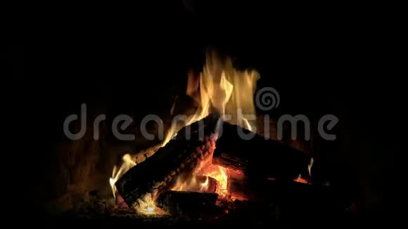 奇妙的舒适平静的令人满意的近距离的火焰火焰慢慢燃烧在壁炉里原木的气氛视频的预览图