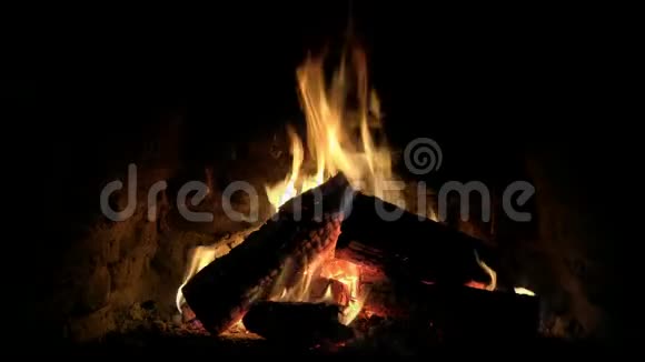 令人满意的壮丽平静可爱舒适亲密的环火火焰在壁炉里慢慢燃烧原木的气氛视频的预览图