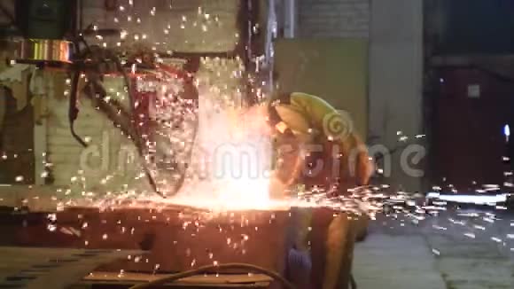 焊工工作圆锯切割金属热金属产生的火花在慢动作中视频的预览图