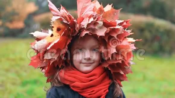 秋天枫叶慢动作花环冠上幸福微笑美丽可爱的小女孩特写视频的预览图