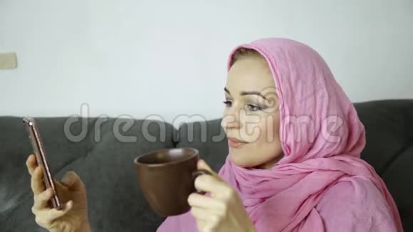 戴着头巾的阿拉伯女人在手机上和朋友聊天视频的预览图
