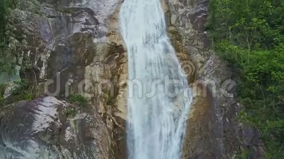 Flycam移动到暴风瀑布顶部悬崖对丛林视频的预览图