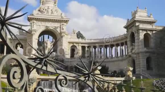 法国马赛2015年7月20日朗尚宫与瀑布喷泉库存马赛的朗尚宫视频的预览图