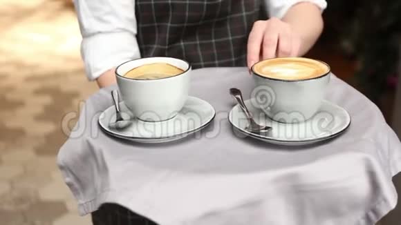 作物服务器携带咖啡杯视频的预览图