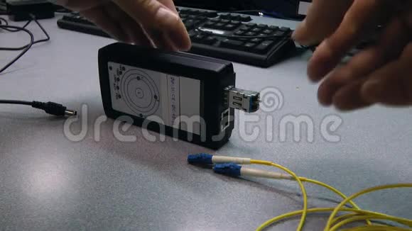 信息技术工程师在测试设备中插入光学贴片线视频的预览图