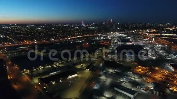 夜间飞过费城南部向中心城市的鸟瞰图视频的预览图