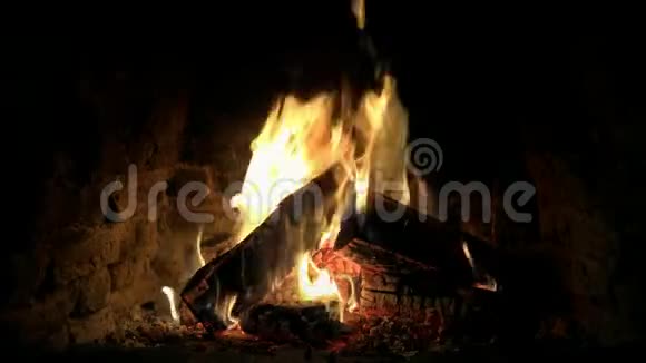 可爱的华丽的舒适的关闭4k环视图火柴火焰慢慢燃烧在壁炉篝火原木平静的气氛视频的预览图