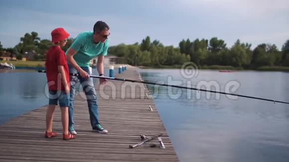 父子俩在木船上钓鱼视频的预览图