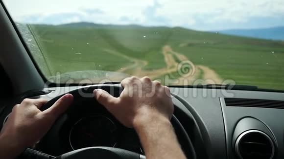 人在户外慢动作驾驶汽车夏日时光1920x1080视频的预览图
